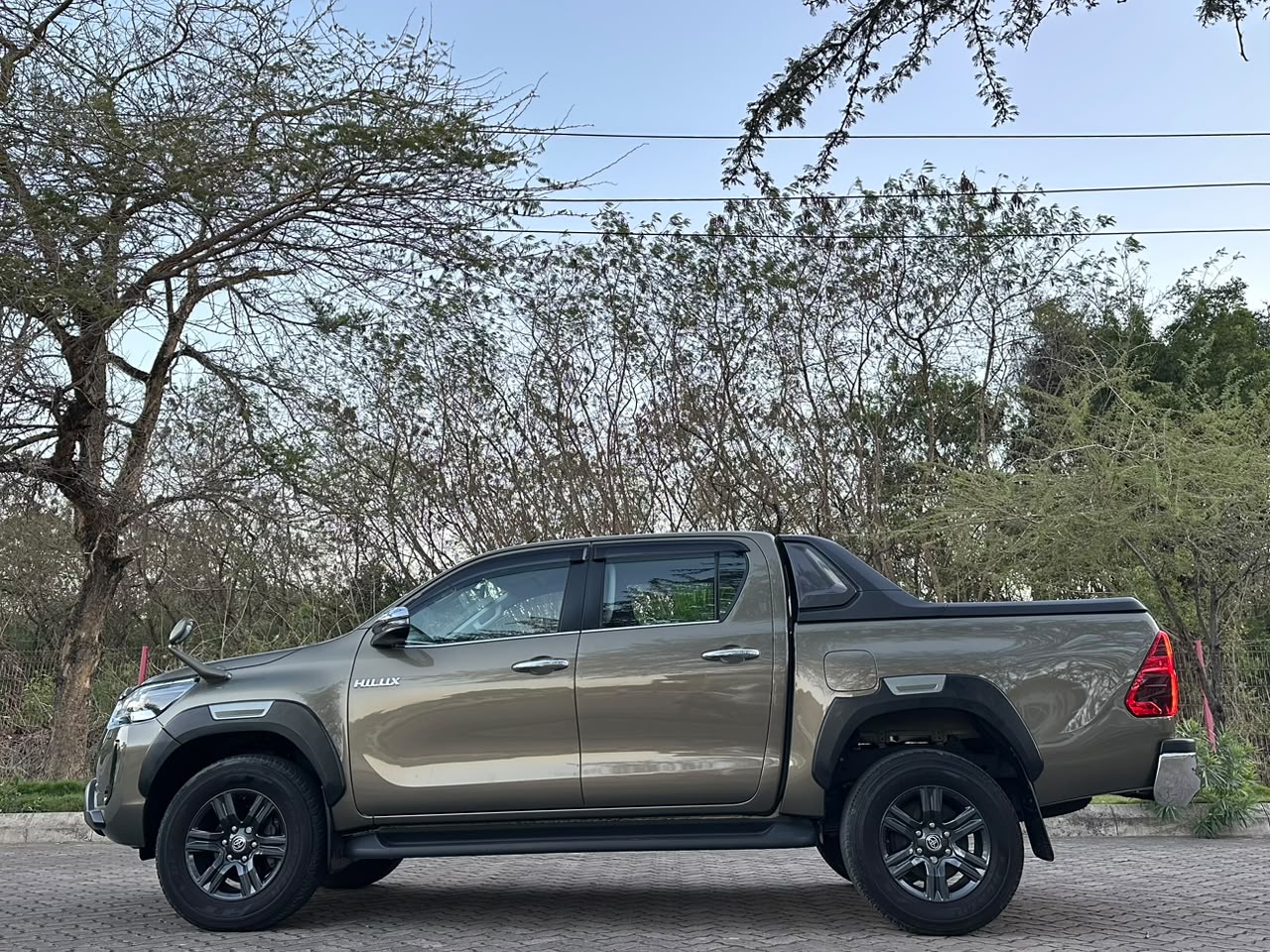 TOYOTA HILUX DOUBLE CABIN thumbnail 9